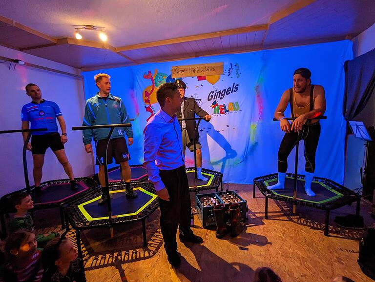 Eine neue Sparte bei der DJK: Beim Single-Trampolin-Kurs im Sportheim heizte Trainer Günther den noch ledigen Ginolfser Originalen kräftig ein. Dieser Auftritt war einer der vielen Höhepunkte beim Ginolfser Fasching. Eine neue Sparte bei der DJK: Beim Single-Trampolin-Kurs im Sportheim heizte Trainer Günther den noch ledigen Ginolfser Originalen kräftig ein. Dieser Auftritt war einer der vielen Höhepunkte beim Ginolfser Fasching.