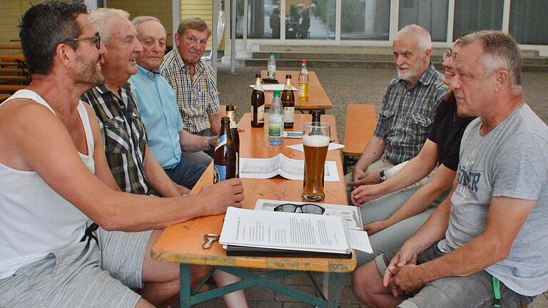 Erinnerungen wurden wach, als man in Waldberg die 'Anfangsjahre der noch lebenden Musiker Revue passieren ließ (von links): Christian Krapf (zweiter Vorsitzender), Toni Hillenbrand, Simon Söder, Wilhelm Söder (Schriftführer) sowie gegenüber Willi Wolf, Celina Bühner und 1. Vorsitzenden Edmund Bühner.