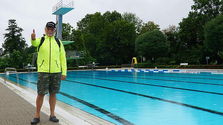 Auch bei Regenwetter stattet Stammgast Hans Will dem Kitzinger Freibad einen Besuch ab. Auch bei Regenwetter stattet Stammgast Hans Will dem Kitzinger Freibad einen Besuch ab.