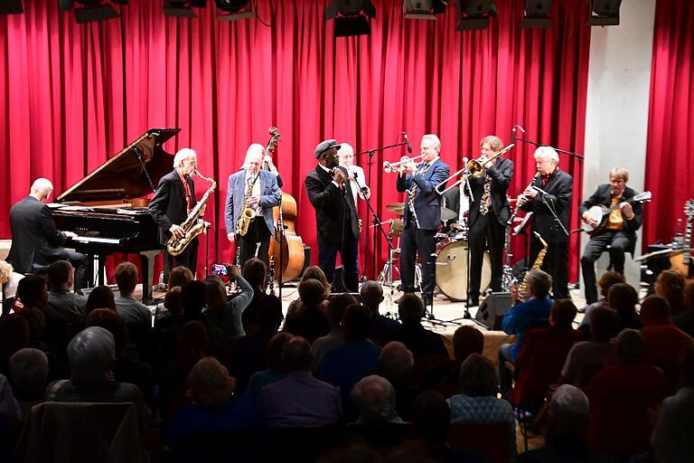 In dieser Formation wird die Barrelhouse Jazzband nicht mehr auf Tournee gehen. Zwei Mitglieder scheiden nach Jahrzehnten aus. Das Abschlusskonzert in der Aula des Martin-Schleyer-Gymnasiums war entsprechend gut besucht und ein Höhepunkt im Kulturjahr der Stadt Lauda-Königshofen. In dieser Formation wird die Barrelhouse Jazzband nicht mehr auf Tournee gehen. Zwei Mitglieder scheiden nach Jahrzehnten aus. Das Abschlusskonzert in der Aula des Martin-Schleyer-Gymnasiums war entsprechend gut besucht und ein Höhepunkt im Kulturjahr der Stadt Lauda-Königshofen.