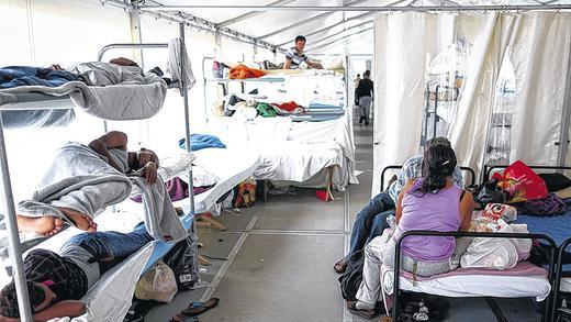 Zuflucht im Zelt: Die Erstaufnahmestelle für Asylbewerber in Zirndorf ist wie viele andere Flüchtlingsunterkünfte überfüllt. Zuflucht im Zelt: Die Erstaufnahmestelle für Asylbewerber in Zirndorf ist wie viele andere Flüchtlingsunterkünfte überfüllt.
