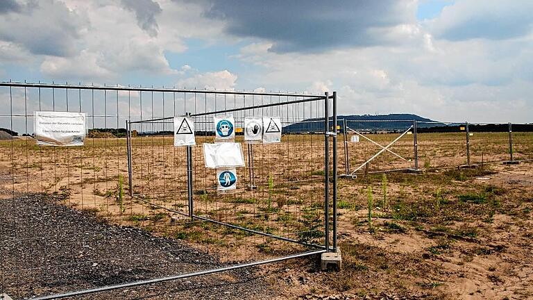 Bisher sind nur ein Zaun, eine weite Fläche und der Schwanberg im Hintergrund zu sehen. Auf dem rund 15 Hektar großen Grundstück im Osten des conneKT-Gewerbeparks sind jetzt die Vorbereitungen zum Bau des Logistikzentrums des Automobilzulieferers Schaeffler angelaufen. Ende 2017 soll das bis zu 38 Meter hohe Gebäude fertig sein. Die Auslieferungen sollen Mitte 2018 beginnen. FOTO: SiegfrieD Sebelka
