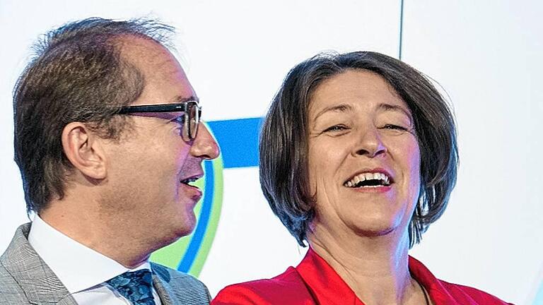Alexander Dobrindt und Violeta Bulc       -  Bundesverkehrsminister Alexander Dobrindt (CSU) und die EU-Kommissarin für Verkehr, Violeta Bulc, haben sich auf einen Kompromiss für die deutsche Maut verständigt.
