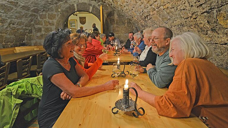 Beim Weingut Keller in Ramsthal sitzt man in einem Gewölbekeller, wenn Heckenwirtschaftszeit ist.