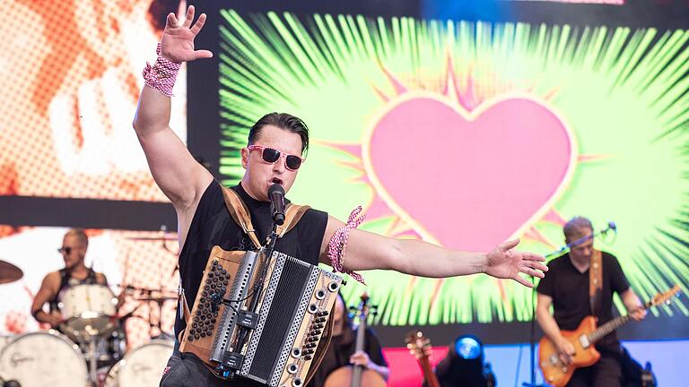 Sonnenbrille und große Pose: Der Volks-Rock'n'Roller Andreas Gabalier begeisterte 16.000 Fans auf dem Würzburger Residenzplatz. Sonnenbrille und große Pose: Der Volks-Rock'n'Roller Andreas Gabalier begeisterte 16.000 Fans auf dem Würzburger Residenzplatz.