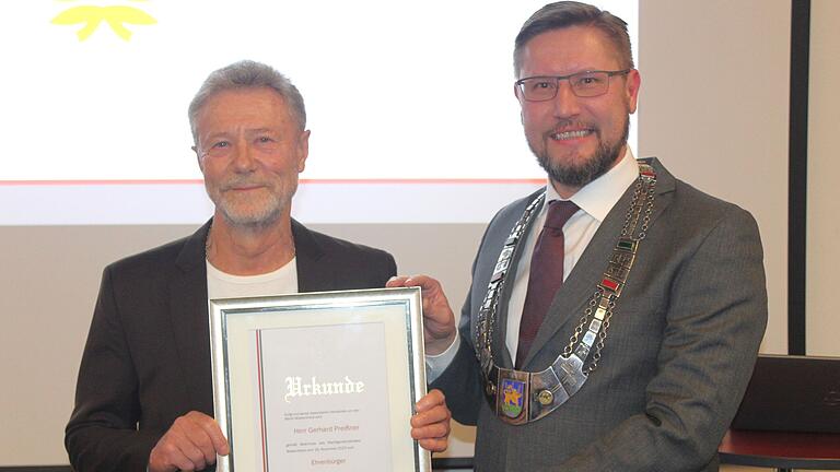 Gerhard Preißner (links) ist Wiesentheids neuer Ehrenbürger. Bürgermeister Klaus Köhler verlieh dem Unternehmer die Urkunde. Gerhard Preißner (links) ist Wiesentheids neuer Ehrenbürger. Bürgermeister Klaus Köhler verlieh dem Unternehmer die Urkunde.