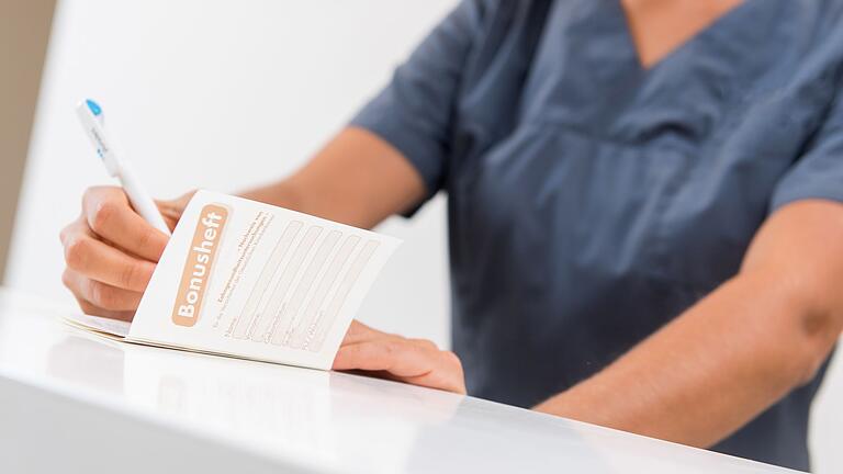 Ein Bonusheft wird in einer Zahnarztpraxis ausgefüllt - Noch ist die Papier-Variante beim Bonusheft Standard: Wenn Anfang 2025 die elektronische Patientenakte für alle kommt, dürfte die digitale Variante einen Aufschwung erfahren. Ein Bonusheft wird in einer Zahnarztpraxis ausgefüllt - Noch ist die Papier-Variante beim Bonusheft Standard: Wenn Anfang 2025 die elektronische Patientenakte für alle kommt, dürfte die digitale Variante einen Aufschwung erfahren.