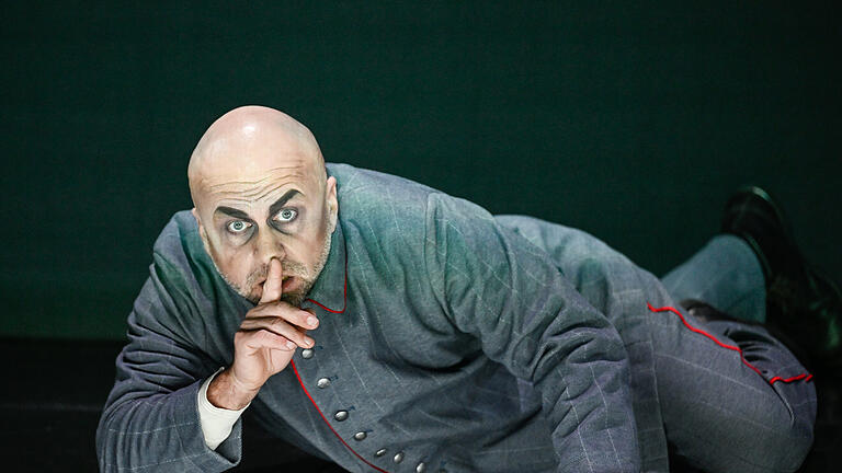 Alban Bergs Wozzeck gilt als Meilenstein der Operngeschichte der Moderne. Die Oper erzählt die Geschichte des einfachen Soldaten Wozzeck, der von seiner Umgebung gedemütigt, ausgebeutet und vom Doktor zu pseudo wissenschaftlichen Experimenten missbraucht wird. Das Mainfrankentheater Würzburg spielt die Oper in der Blauen Halle unter der letztmaligen Leitung von Generalmusikdirektor Enrico Calesso.