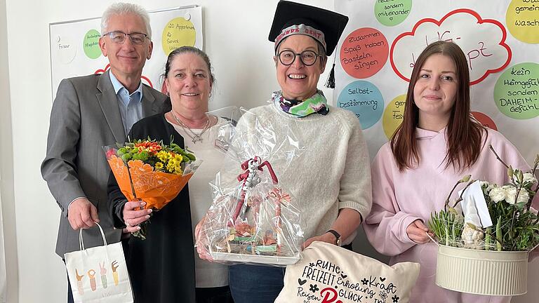 Bei der Verabschiedung von Christine Langguth-Kuhlmann in Rente (von links): Einrichtungsleiter Raimund Binder, Pflegedienstleiterin Michaela Rzegotta, die „Neu“-Rentnerin und Marina Oppel, Auszubildenden-Vertreterin. Bei der Verabschiedung von Christine Langguth-Kuhlmann in Rente (von links): Einrichtungsleiter Raimund Binder, Pflegedienstleiterin Michaela Rzegotta, die „Neu“-Rentnerin und Marina Oppel, Auszubildenden-Vertreterin.