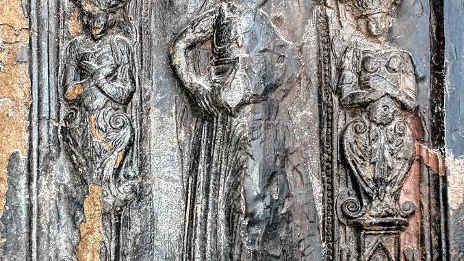 Zur Modellreihe „Die fünf Sinne“ gehört diese 51,5 auf 35 Zentimeter große Kachel, die einst den zentralen oberen Bereich eines frübarocken Ofens im Echter'schen Schloss in Gerolzhofen zierte. Die braune Glasur hat allerdings durch dien lange Zeit knapp unter der Erdoberfäche etwas gelitten. Fehlstellen waren von Hans Koppelt mit Gips ergänzt worden. Die Kachel stellt das „Sehen“ dar, indem sich eine Frau in edlem Gewand im Handspiegel betrachtet. Zur Modellreihe „Die fünf Sinne“ gehört diese 51,5 auf 35 Zentimeter große Kachel, die einst den zentralen oberen Bereich eines frübarocken Ofens im Echter'schen Schloss in Gerolzhofen zierte. Die braune Glasur hat allerdings durch dien lange Zeit knapp unter der Erdoberfäche etwas gelitten. Fehlstellen waren von Hans Koppelt mit Gips ergänzt worden. Die Kachel stellt das „Sehen“ dar, indem sich eine Frau in edlem Gewand im Handspiegel betrachtet.