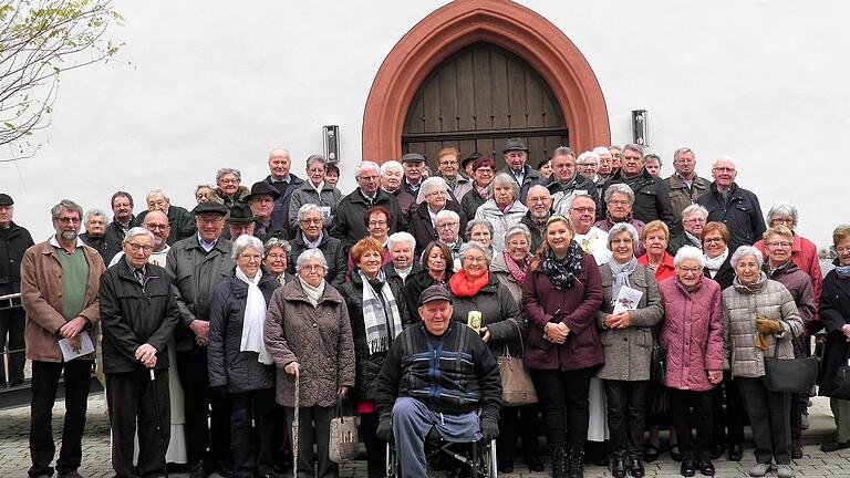 Nach dem Dankgottesdienst in der St. Eucherius- Pfarrkirche in Sommerach stellten sich die Senioren, Führungskräfte und Ehrengäste anlässlich des 40-jährigen Bestehens des Seniorenkreises Auslese einem Erinnerungsfoto. Nach dem Dankgottesdienst in der St. Eucherius- Pfarrkirche in Sommerach stellten sich die Senioren, Führungskräfte und Ehrengäste anlässlich des 40-jährigen Bestehens des Seniorenkreises Auslese einem Erinnerungsfoto.