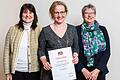 Regine Wiesend (links), Leiterin des Referats Landfrauen, Haushaltsleistungen, Erwerbskombinationen im Staatsministerium, und Seminarleiterin Annemarie Frank (rechts), Amt für Ernährung, Landwirtschaft und Forsten, gratulierten Claudia Hartmann (Mitte).
