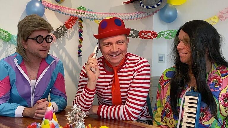 Die Dorfrocker Philipp, Tobias und Markus Thomann (von links ) bei ihrem Telefonat mit Volker Heißmann alias Mariechen. Die Dorfrocker Philipp, Tobias und Markus Thomann (von links ) bei ihrem Telefonat mit Volker Heißmann alias Mariechen. 