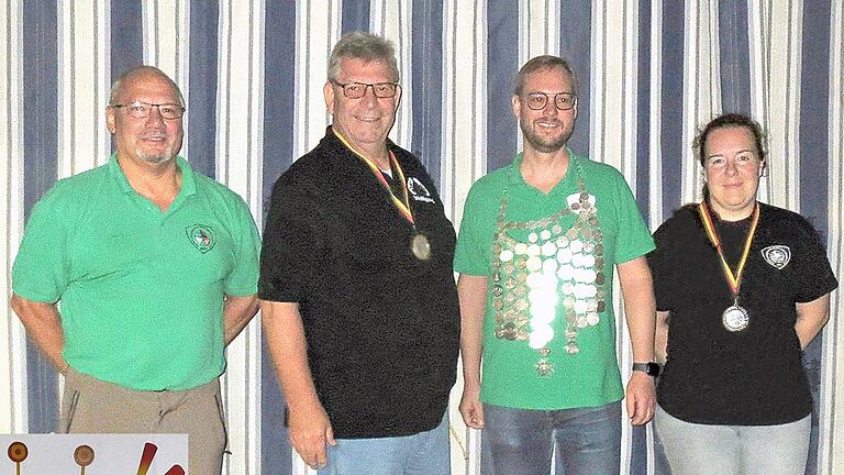 &nbsp;Auf dem Foto (von links): 1. Schützenmeister Horst Müller, 2. Ritter Wolfgang Thoma, Schützenkönig Christoph Baumeister und 1. Ritterin Heike Hergenröder.
