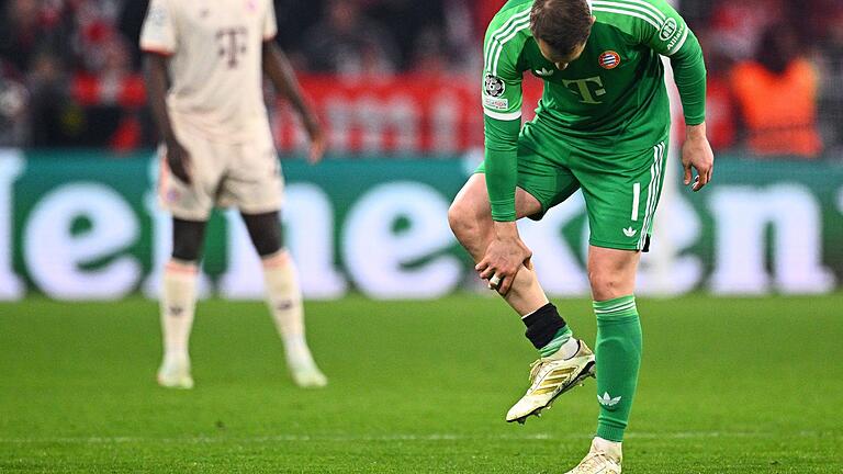 Bayern München - Bayer Leverkusen       -  Manuel Neuer fasst sich an die verletzte Wade.