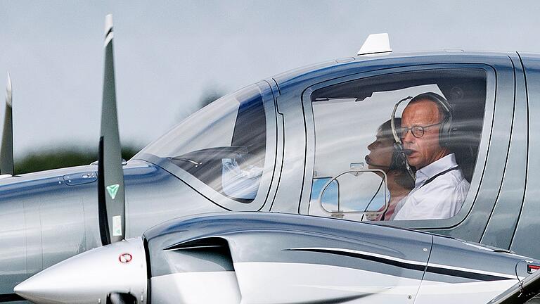 CDU-Chef Merz im Flugzeug       -  CDU-Chef Merz hat seinen Pilotenschein gerade um ein Jahr verlängert. (Archivfoto).