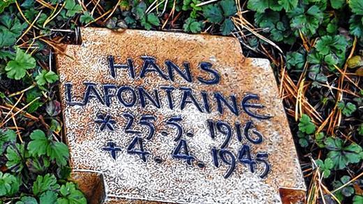 In Bad Brückenau gefallen - (lies) Zur Klärung der Frage, wie und wo Hans Lafontaine, der Vater des bekannten Politikers Oskar Lafontaine, 1945 ums Leben kam, kann der Gemündener Joe Gutbrod beitragen. Am Samstag berichtete die Main-Post über den Ehrenfriedhof am Einmalberg und dabei auch über das Grab von Hans Lafontaine. Gutbrod ergänzt, der gelernte Bäcker aus dem Saarland sei als Soldat „bei Bad Brückenau bei einer Meldefahrt ums Leben gekommen“. Diese Information erhielt Joe Gutbrod im November 1998 vom Büro des damaligen Bundesfinanzministers Oskar Lafontaine. Als Mitglied des Historischen Vereins hatte sich Gutbrod dort erkundigt. In Bad Brückenau gefallen - (lies) Zur Klärung der Frage, wie und wo Hans Lafontaine, der Vater des bekannten Politikers Oskar Lafontaine, 1945 ums Leben kam, kann der Gemündener Joe Gutbrod beitragen. Am Samstag berichtete die Main-Post über den Ehrenfriedhof am Einmalberg und dabei auch über das Grab von Hans Lafontaine. Gutbrod ergänzt, der gelernte Bäcker aus dem Saarland sei als Soldat „bei Bad Brückenau bei einer Meldefahrt ums Leben gekommen“. Diese Information erhielt Joe Gutbrod im November 1998 vom Büro des damaligen Bundesfinanzministers Oskar Lafontaine. Als Mitglied des Historischen Vereins hatte sich Gutbrod dort erkundigt.