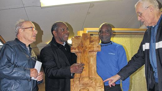 Afrikanisch-deutsches Kunstwerk: Über Details der in Münsterschwarzach entstandenen Pieta diskutieren Pater Polycarp (Benediktiner aus Münsterschwarzach und Künstlerpater in Tansania), Übersetzer Norbert Mtega (emeritierter Erzbischof des tansanischen Erzbistums Sangea), Makonde-Künstler Elias Mtemela und Bruder Joachim Witt (früher Missionsprokurator der Abtei/ Geschäftsführer der Fair-Handel GmbH). Afrikanisch-deutsches Kunstwerk: Über Details der in Münsterschwarzach entstandenen Pieta diskutieren Pater Polycarp (Benediktiner aus Münsterschwarzach und Künstlerpater in Tansania), Übersetzer Norbert Mtega (emeritierter Erzbischof des tansanischen Erzbistums Sangea), Makonde-Künstler Elias Mtemela und Bruder Joachim Witt (früher Missionsprokurator der Abtei/ Geschäftsführer der Fair-Handel GmbH).