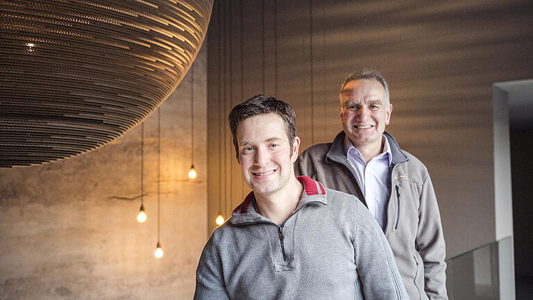 Daniel Sauer (vorne) wird im kommenden Jahr das Weingut von seinem Vater Rainer Sauer übernehmen. Daniel Sauer (vorne) wird im kommenden Jahr das Weingut von seinem Vater Rainer Sauer übernehmen.
