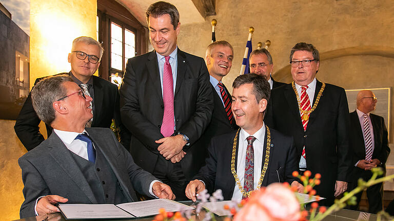 Vereinbarung über Staatstheater wird besiegelt.
Ministerpräsident Söder und OB Schuchardt unterzeichnen im Wenzelsaal des Würzburger Rathauses Eckpunktevereinbarung für das Mainfranken Theater. Anschließend Eintrag ins Goldene Buch der Stadt.