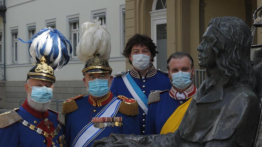 Viermal königlich-bayerisches blau: Prinzregent Luitpold (von links), König Ludwig III., König Ludwig I. sowie König Maximilian II. präsentieren sich corona-zeitgemäß mit Schutzmaske.  Siegfried Farkas       -  Viermal königlich-bayerisches blau: Prinzregent Luitpold (von links), König Ludwig III., König Ludwig I. sowie König Maximilian II. präsentieren sich corona-zeitgemäß mit Schutzmaske.  Siegfried Farkas