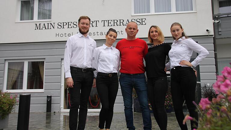 In der ehemaligen Klingenmühle gegenüber von Gemünden wurde jetzt die 'Main Spessart Terrasse' eröffnet. Das Bild zeigt (von links) Restaurant-Manager Ireneusz Ritwin, Jola Czyrka, Vitalij Sperling, seine Frau Elena Sperling und Tochter Alexandra Sperling. In der ehemaligen Klingenmühle gegenüber von Gemünden wurde jetzt die 'Main Spessart Terrasse' eröffnet. Das Bild zeigt (von links) Restaurant-Manager Ireneusz Ritwin, Jola Czyrka, Vitalij Sperling, seine Frau Elena Sperling und Tochter Alexandra Sperling.