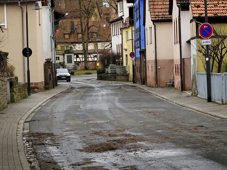 In der Gräfendorfer Ortsdurchfahrt liegt am Sonntag noch Dreck, den das Hochwasser zurückgelassen hat.