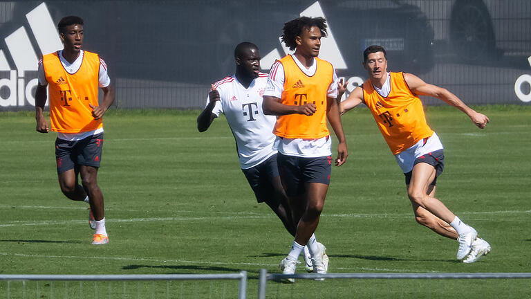 Joshua Zirkzee.jpeg - Joshua Zirkzee ARCHIV - 16.07.2022, Bayern, München: Fußball: Bundesliga, Training FC Bayern München auf dem Trainingsgelände an der Säbener Straße. Kingsley Coman (l-r), Dayot Upamecano, Joshua Zirkzee und Robert Lewandowski in Aktion. Zirkzee ist plötzlich bei der EM dabei. (zu dpa: «Wolfsburg statt Disneyland: Zirkzee plötzlich bei EM dabei») Foto: Sven Hoppe/dpa +++ dpa-Bildfunk +++ Joshua Zirkzee.jpeg - Joshua Zirkzee ARCHIV - 16.07.2022, Bayern, München: Fußball: Bundesliga, Training FC Bayern München auf dem Trainingsgelände an der Säbener Straße. Kingsley Coman (l-r), Dayot Upamecano, Joshua Zirkzee und Robert Lewandowski in Aktion. Zirkzee ist plötzlich bei der EM dabei. (zu dpa: «Wolfsburg statt Disneyland: Zirkzee plötzlich bei EM dabei») Foto: Sven Hoppe/dpa +++ dpa-Bildfunk +++