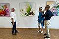 Betrachten die Werke in der Ausstellung (von links): Wolfgang Kohlhepp, Franziska Toleikis-Busching, Leiterin des Kunsthandwerkerhofes, und&nbsp;Jochen Müller