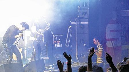 Open Air im Rathausinnenhof: Die Queen-Tribute-Band MerQury im Jahr 2013.