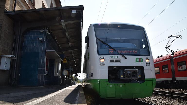 Im Bahnhof in Gemünden: Ein Triebwagen der Erfurter Bahn, die bereits den 'Kissinger Stern' bedient und nun auch Interesse bekundet hat, auf der Trasse der Steigerwaldbahn zu fahren. Im Bahnhof in Gemünden: Ein Triebwagen der Erfurter Bahn, die bereits den 'Kissinger Stern' bedient und nun auch Interesse bekundet hat, auf der Trasse der Steigerwaldbahn zu fahren. 