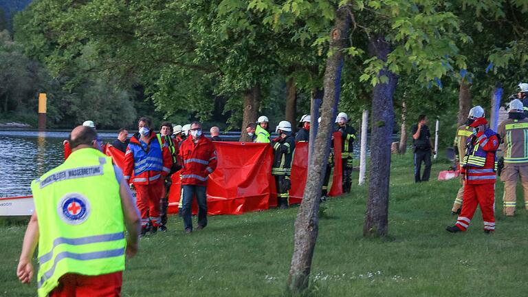 Die Rettungskräfte errichten am Mainufer bei Eltmann einen Sichtschutz. Sie kümmern sich um eine 44-Jährige, die leblos aus dem Main gezogen wurde. Und einen 54-Jährigen, der verletzt am Ufer lag. Die Frau verstarb später im Krankenhaus. Die Rettungskräfte errichten am Mainufer bei Eltmann einen Sichtschutz. Sie kümmern sich um eine 44-Jährige, die leblos aus dem Main gezogen wurde. Und einen 54-Jährigen, der verletzt am Ufer lag. Die Frau verstarb später im Krankenhaus.