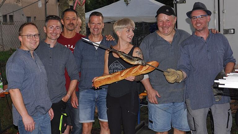 Die Mannschaft am Steckerlfischstand beim 30. Fischfest an der Weth.