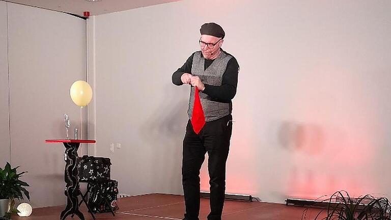 Jörn Hagen vom Maßbacher Theater versetzte mit seiner Zauberschau das Publikum in magische Stimmung. - Jörn Hagen vom Maßbacher Theater versetzte mit seiner Zauberschau das Publikum in magische Stimmung. Jörn Hagen vom Maßbacher Theater versetzte mit seiner Zauberschau das Publikum in magische Stimmung. - Jörn Hagen vom Maßbacher Theater versetzte mit seiner Zauberschau das Publikum in magische Stimmung.