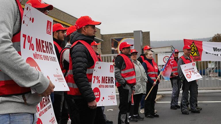 Warnstreik bei GKN Sinter Metals Bad Brückenau       -  Zum Schichtwechsel versammelten sich die Angestellten von GKN zum Warnstreik .