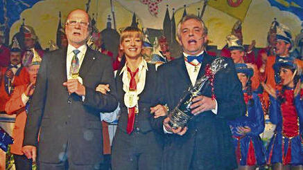 Den Orden „Grad raus und erscht recht“ überreichte der Versbacher Gesellschaftspräsident Josef Hofmann (rechts) an Oberbürgermeisterin Pia Beckmann, links Sportmoderator Günther Koch. Den Orden „Grad raus und erscht recht“ überreichte der Versbacher Gesellschaftspräsident Josef Hofmann (rechts) an Oberbürgermeisterin Pia Beckmann, links Sportmoderator Günther Koch.