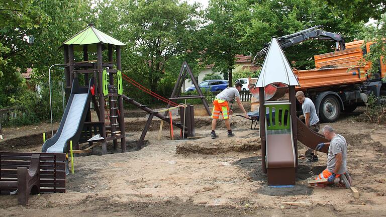 Mitarbeiter des Stadtbauhofs bauen derzeit den neuen Spielplatz in der Jakob-Pfeffer-Straße in Gerolzhofen auf. Mitarbeiter des Stadtbauhofs bauen derzeit den neuen Spielplatz in der Jakob-Pfeffer-Straße in Gerolzhofen auf.