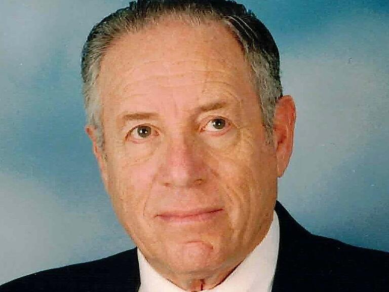 Mordechai Ansbacher trat als Kind mit Ludwig Pfeuffer in einem Theaterstück in der jüdischen Volksschule auf. Mordechai Ansbacher trat als Kind mit Ludwig Pfeuffer in einem Theaterstück in der jüdischen Volksschule auf.