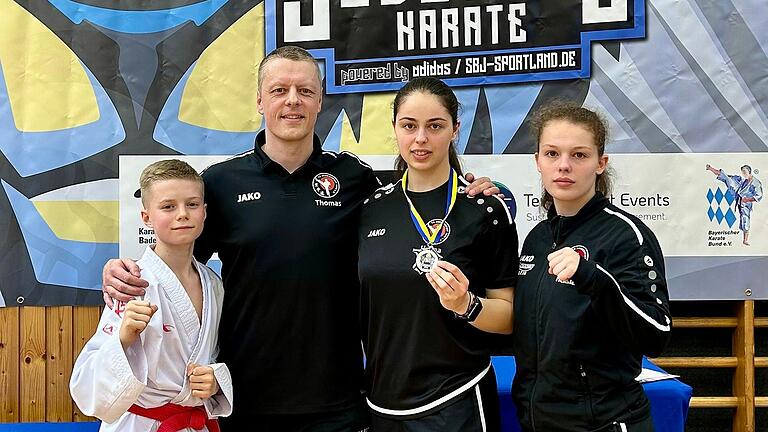 Die kleine, aber erfolgreiche TG-Auswahl bei den Karate-Südgames in Ulm von links: Daniel Eckerdt, Trainer Thomas Zatloukal, Hanna Rostiahai, Helena Rostiahai. Die kleine, aber erfolgreiche TG-Auswahl bei den Karate-Südgames in Ulm von links: Daniel Eckerdt, Trainer Thomas Zatloukal, Hanna Rostiahai, Helena Rostiahai.
