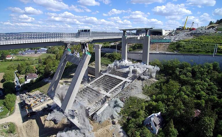 Staubiges Finale: Insgesamt 30 Kilogramm Sprengstoff bringen die letzten Pfeilerpaare der A3-Talbrücke Heidingsfeld zu Fall.