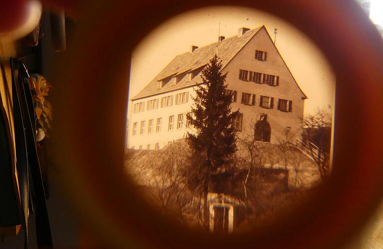 Die alte Schule Dittelbrunn in frühen Jahren in einem Diabetrachter. Die alte Schule Dittelbrunn in frühen Jahren in einem Diabetrachter.