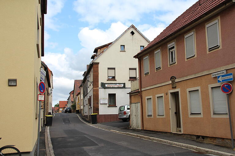 Die ehemalige Synagoge (helles Gebäudes in der Mitte) in der Steingrabenstraße in Gerolzhofen wurde nach Zerstörungen während des Pogroms im November 1938 im Innern zwar umgebaut, ist als Gebäude aber bis heute erhalten geblieben.