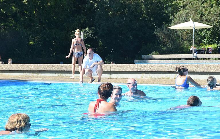 Wassertemperatur ist okay, stellt Betriebsleiter Dirk Fiedler im Freibad von Mellrichstadt fest, so dass die Badesaison bis Ende des Monats verlängert wird. Wassertemperatur ist okay, stellt Betriebsleiter Dirk Fiedler im Freibad von Mellrichstadt fest, so dass die Badesaison bis Ende des Monats verlängert wird.
