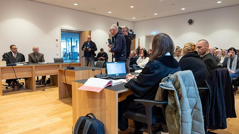 Große Aufmerksamkeit: Der Saal am Amtsgericht Haßfurt war am Montag wie schon am ersten Verhandlungstag, voll besetzt. Große Aufmerksamkeit: Der Saal am Amtsgericht Haßfurt war am Montag wie schon am ersten Verhandlungstag, voll besetzt. 