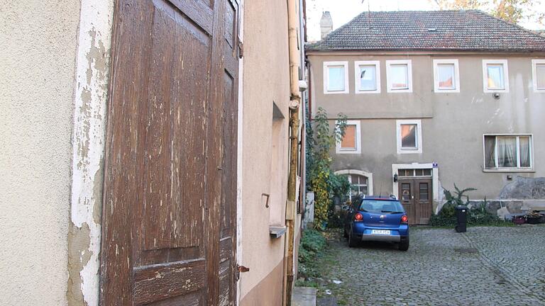 Morbider Charme: Blick in einen der Hinterhöfe der Fischergasse. Morbider Charme: Blick in einen der Hinterhöfe der Fischergasse.