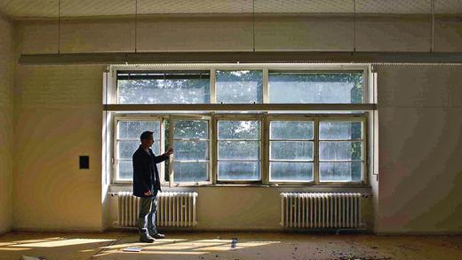 Ein letzter Blick: Ehemaliges Patientenzimmer mit den originalen Fenstern.
