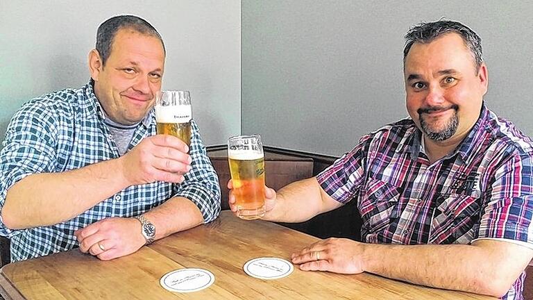 Auf gute Nachbarschaft: Brauer Ulrich Martin und Nachbar Mario Schreiber stoßen auf den gefundenen Kompromiss an.