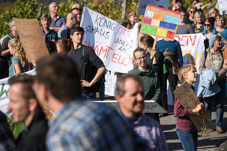 Am 20. Oktober demonstrierten rund 200 Menschen gegen die Rodung. Am 20. Oktober demonstrierten rund 200 Menschen gegen die Rodung.