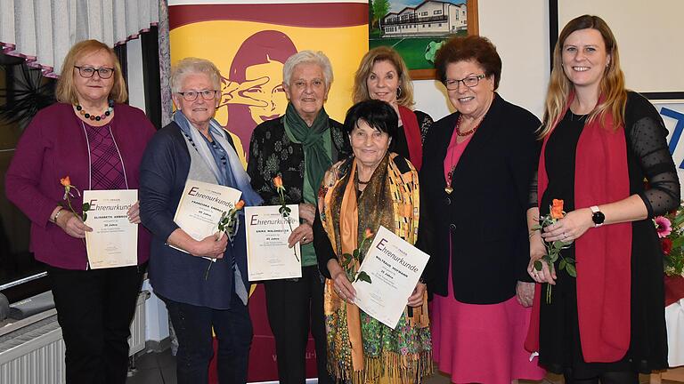 Barbara Stamm (Zweite von rechts) nahm beim Ehrenabend der Frauen Union in Knetzgau mit der Kreisvorsitzenden Elvira Sieper (Dritte von rechts) und Ortsvorsitzenden Christina Stula (rechts) die Ehrungen vor. Barbara Stamm (Zweite von rechts) nahm beim Ehrenabend der Frauen Union in Knetzgau mit der Kreisvorsitzenden Elvira Sieper (Dritte von rechts) und Ortsvorsitzenden Christina Stula (rechts) die Ehrungen vor.