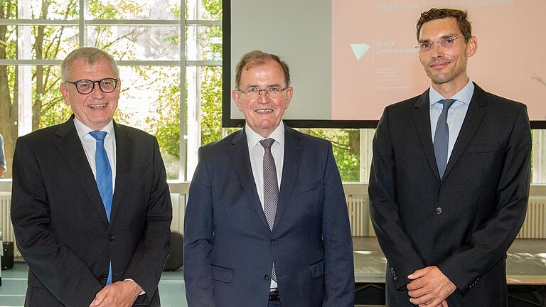Nach 21 Jahren geht Professor Dr. Hans-Peter Volz (von links) in Ruhestand. Bezirkstagspräsident Erwin Dotzel begrüßte Professor Dr. Maximilian Gahr als neuen Ärztlichen Direktor am Krankenhaus für Psychiatrie, Psychotherapie und Psychosomatische Medizin Schloss Werneck. Nach 21 Jahren geht Professor Dr. Hans-Peter Volz (von links) in Ruhestand. Bezirkstagspräsident Erwin Dotzel begrüßte Professor Dr. Maximilian Gahr als neuen Ärztlichen Direktor am Krankenhaus für Psychiatrie, Psychotherapie und Psychosomatische Medizin Schloss Werneck.